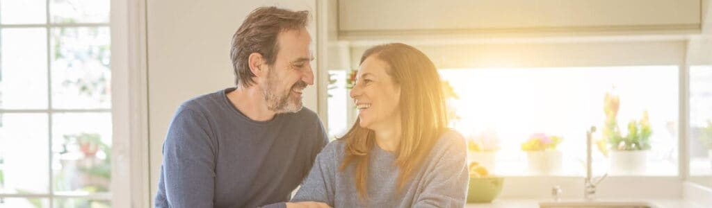 Hombre y mujer sonriendo