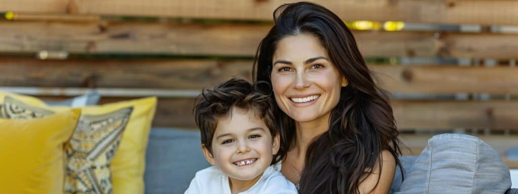 Madre e hijo sonriendo juntos en el exterior