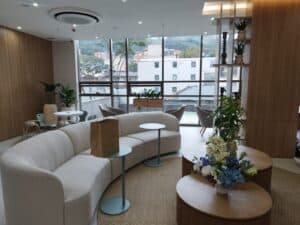 Sala moderna con sofá curvo y flores.