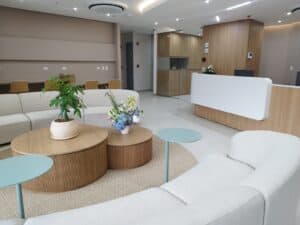 Moderna sala de espera con sofá y recepción.