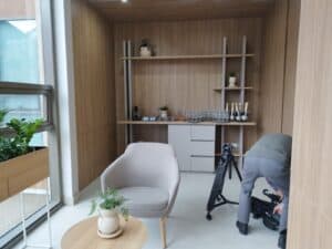 Sala elegante con silla y estantes