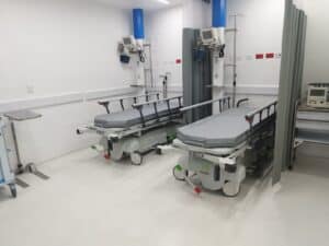 Camas hospitalarias en sala clínica moderna