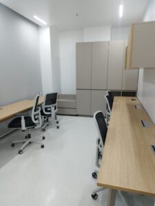 Oficina moderna con escritorios y sillas ergonómicas